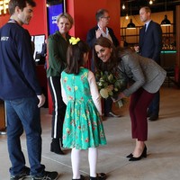 Sebagai sentuhan akhir, heels suede berwarna hitam menjadi andalan. Sepatu pilihan Kate kali ini hadir dengan chunky heels yang mempertegas pernyataan gaya Kate. (Foto: Getty Images)