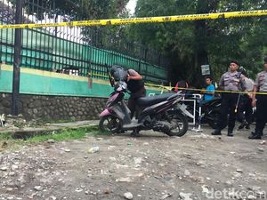 Penjinak Bom Periksa Motor Bomber Mapolrestabes Medan