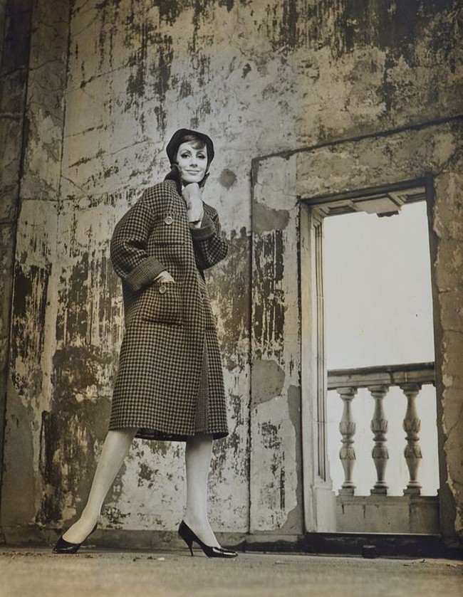 Inilah pemotretan Lesley di masa lalu. Ia tampil dengan coat vintage dan penutup kepala.  Foto: dok. Lesley MacLennan