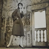 Inilah pemotretan Lesley di masa lalu. Ia tampil dengan coat vintage dan penutup kepala.  Foto: dok. Lesley MacLennan