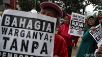 Salah satu poster yang dibawa bertuliskan Kami Butuh Jaminan Sosial, Bukan Lem Aibon.
