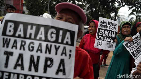 Aksi Tolak Anggaran Lem Aibon di DPRD DKI Jakarta