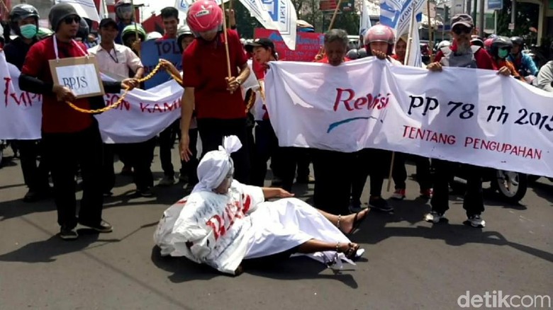 Tolak Kenaikan Iuran BPJS Kesehatan, Massa Buruh Geruduk DPRD Sukoharjo Tolak Kenaikan Iuran BPJS Kesehatan, Massa Buruh Geruduk DPRD Sukoharjo