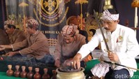 Jamasan Pusaka merupakan sebuah ritual membersihkan benda pusaka peninggalan jaman dulu dan dianggap memiliki nilai sejarah. (Dadang Hermansyah/detikcom)
