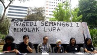 Aksi peringatan 21 tahun Tragedi Semanggi I itu tak hanya dihadiri oleh keluarga korban tetapi juga dari kalangan aktivis dan mahasiswa.
