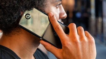 Razr ditenagai prosesor Snapdragon 710 dan RAM 6 GB. Ruang penyimpanan internal 128 GB. Foto: Digital Trends
