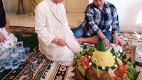 Tak hanya saat makan di restoran, Roy Kiyoshi juga punya momen seru saat kulineran di rumahnya. Yaitu dengan nasi kuning tumpeng dan beragam lauk. Foto: Instagram @Roykiyoshi