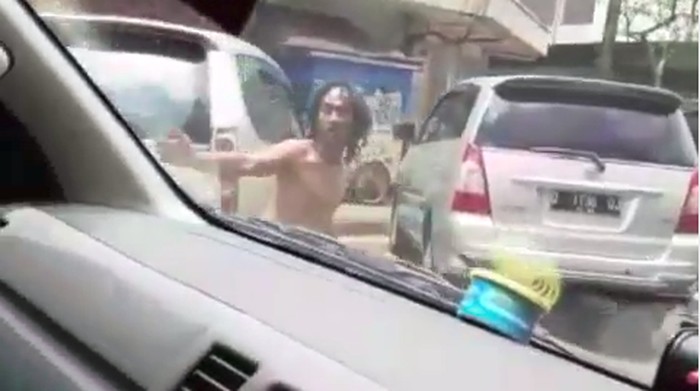 Sang pria membantu ambulans lewat jalan yang padat. (Foto: Tangkapan layar Instagram) Sang pria membantu ambulans lewat jalan yang padat. (Foto: Tangkapan layar Instagram)