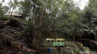 Air Terjun Desa Pongkar ini dapat ditempuh dengan menggunakan jalur darat sekitar 15 kilometer dari Tanjung Balai Karimun. Sedangkan jika wisatawan ingin mengakses air terjun ini dari Pantai Pongkar, jaraknya tak terlalu jauh yaitu sekitar 3 kilometer dari pantai tersebut.