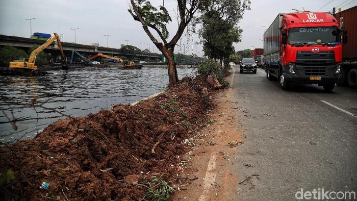 Suku Dinas Tata Air Jakarta melakukan normalisasi Kali Ancol untuk mengantisipasi banjir akibat luapan sungai.