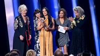 Kacey bahkan berhasil membawa pulang dua piala dari ajang tersebut. Terry Wyatt/Getty Images