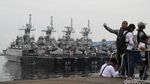 Asyiknya Warga Berlayar dengan Kapal TNI AL