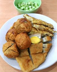 Mantap! Pempek Palembang Dicelup Kuah Cuko Ada di 5 Tempat Ini