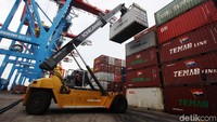 Suasana aktivitas bongkar muat peti kemas di Pelabuhan Tanjung Priok, IPC, Jakarta Utara, Kamis (14/11/2019).