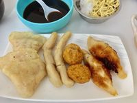 Mantap! Pempek Palembang Dicelup Kuah Cuko Ada di 5 Tempat Ini