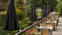 Penginapan dan restoran bisa traveler nikmati jika ingin tinggal lebih lama. Pemandangan yang diberikan pun instagrammable.  (iStock)