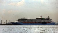 Sebuah kapal pesiar nampak tengah singgah di perairan Singapura yang berbatasan dengan Indonesia.