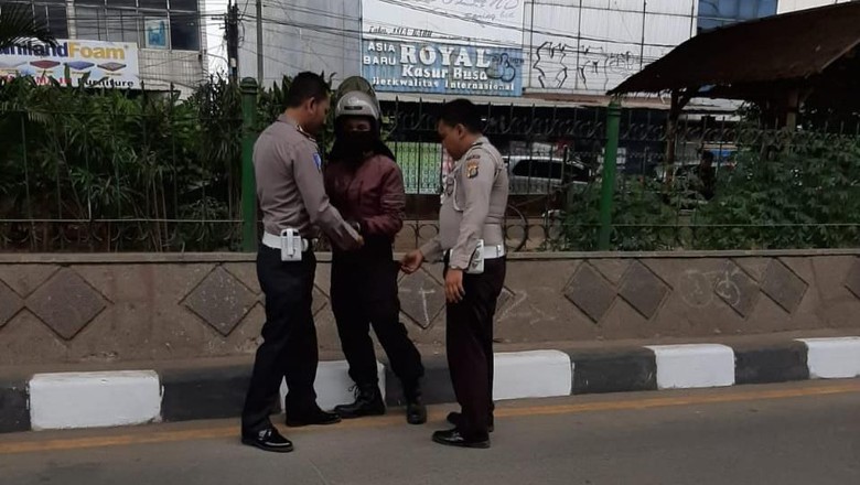Remaja Berseragam Polisi Cegat Motor Lawan Arus Baru Sekali Beraksi Remaja Berseragam Polisi Cegat Motor Lawan Arus Baru Sekali Beraksi