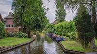 Perahu-perahu diparkir rapi dan tertambat di depan rumah. Kalau malas naik perahu, ada 176 jembatan yang bisa gunakan untuk menjelajah.  (iStock)