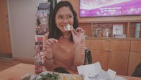 Sepertinya Salsa sedang hobi mencari makanan enak di London. Saat mampir ke food court di Covent Garden, ia mencicip banyak makanan seperti lobster roll hingga burger truffle. Foto: Instagram salshaindradjaja