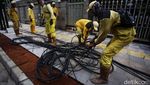 Aksi Petugas Potong Kabel Semrawut di Kuningan