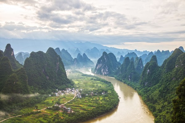 Sungai Li memiliki panjang 437 km. Sungai Li mengalir dari Pegunungan Maoer di Xingan ke arah selatan melalui Gulin, Yangshuo dan Pingle. (iStock) Sungai Li memiliki panjang 437 km. Sungai Li mengalir dari Pegunungan Maoer di Xingan ke arah selatan melalui Gulin, Yangshuo dan Pingle. (iStock)