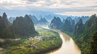 Sungai Li memiliki panjang 437 km. Sungai Li mengalir dari Pegunungan Maoer di Xingan ke arah selatan melalui Gulin, Yangshuo dan Pingle. (iStock)