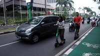 Aturan itu sendiri rencananya baru diteken Gubernur DKI Anies Baswedan akhir bulan ini. Seperti diketahui, pada Minggu (10/11), kecelakaan mobil menabrak pengguna GrabWheels terjadi di Senayan. Dua orang meninggal akibat peristiwa itu.