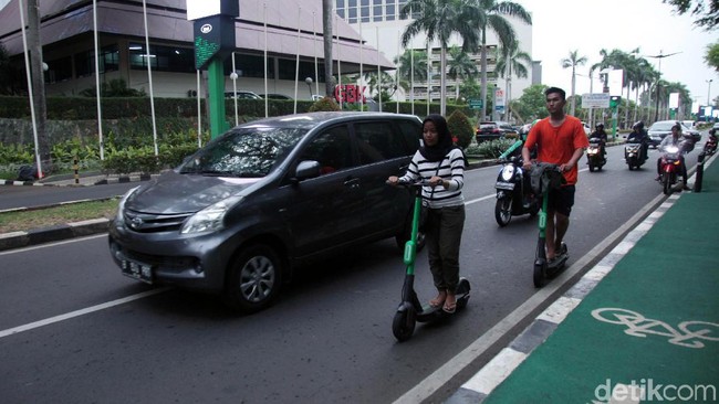 Pemotor Lawan Arus di Busway, Raja Afrika Beli Ratusan Mobil Mewah