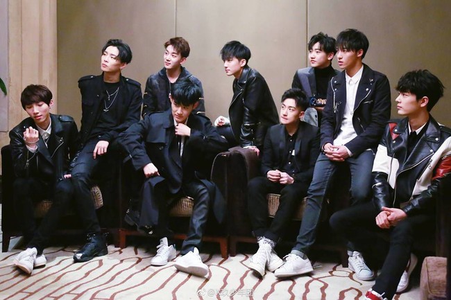 Selain akting, Xiao Zhan juga penyanyi yang tergabung dalam grup idol X NINE. Kariernya sebagai penyanyi dimulai ketika dia berpartisipasi dalam reality show X-Fire dan terpilih sebagai trainee bersama 15 orang lainnya. Foto: Instagram/@xiaozhan.daytoy