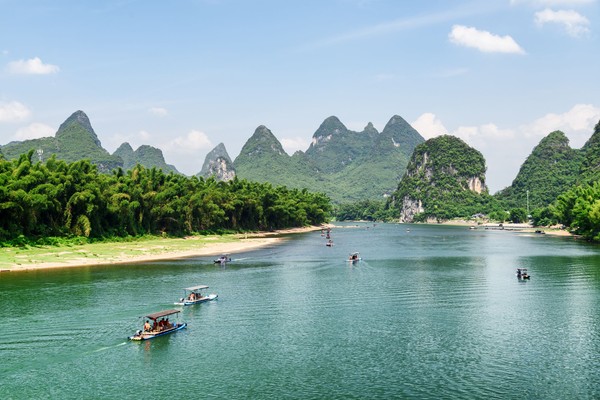 Ada beberapa tempat yang bisa dinikmati di Li Jiang. Sebut saja Reed flute cave, Elephant Trunk Hill, Seven Star Park, Linggu Canal, dan 20 Yuan Note. (iStock) Ada beberapa tempat yang bisa dinikmati di Li Jiang. Sebut saja Reed flute cave, Elephant Trunk Hill, Seven Star Park, Linggu Canal, dan 20 Yuan Note. (iStock)