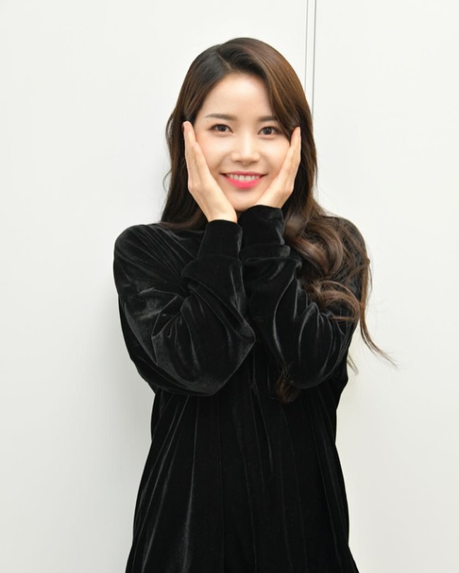 Kalau lagi banyak, aku bisa dapat 1 eok Won dalam sebulan, kata Solar, seperti dikutip dari Koreaboo, yang membuat para pembicara dan host acara syok. Foto: Instagram/@solar.mamamoo