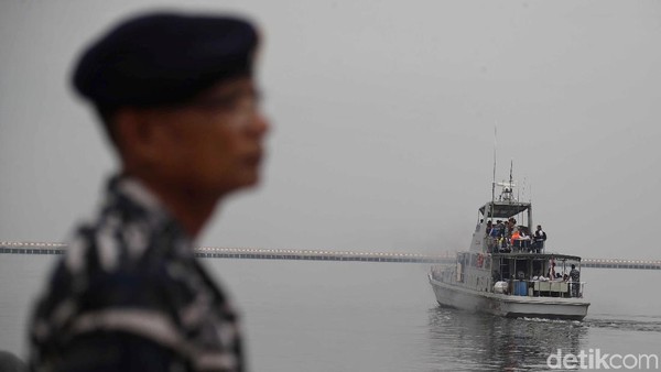 Asyiknya Warga Berlayar dengan Kapal TNI AL