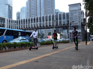 Dilema Skuter Listrik: Dilarang di Jalan Raya, Ditolak di Trotoar