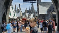 Foto: Instagram @lalalalisa_mBerada di Disney Land Hollywood, Lisa tak melewatkan untuk bermain di wahana Harry Potter dan berpose cantik dengan minumannya
