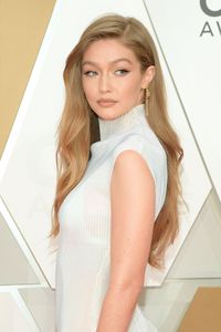 Pandai Masak, Gigi Hadid Masak Chicken Curry Pakai Resep dari Mama Zayn Malik