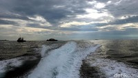 Pulau Karimunbesar yang merupakan bagian dari Kepualauan Riau terletak sekitar 37 km barat daya Singapura. Laut menjadi pembatas dua negara tersebut.