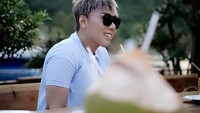 Tampak sumringah, beginilah pose Roy Kiyoshi saat menikmati air kelapa langsung dari batoknya. Foto: Instagram @Roykiyoshi