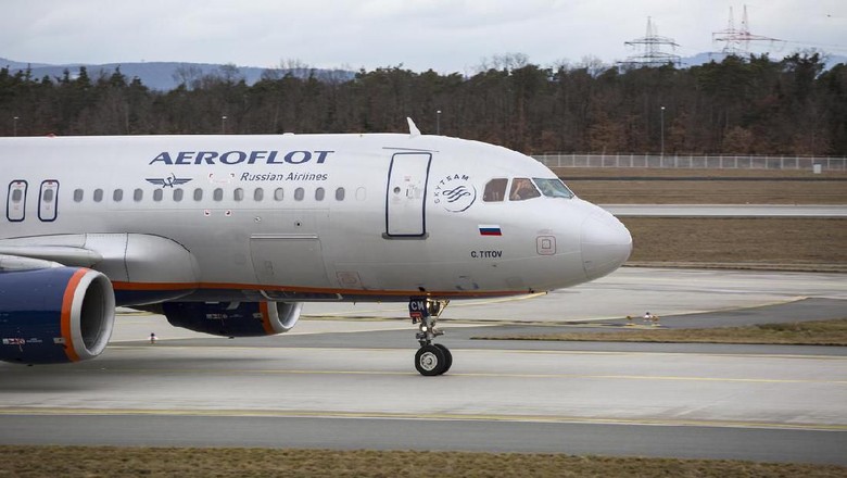 Pesawat Aeroflot An Airbus A320 of Russian airline Aeroflot landing on the runway of Frankfurt Airport. Frankfurt International Airport is the largest airport in Germany. PJSC Aeroflot – Russian Airlines commonly known as Aeroflot is the flag carrier and largest airline of the Russian Federation.