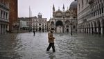 Aneka Potret Turis Kena Banjir di Venesia