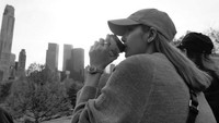 Foto: Instagram @lalalalisa_mWalau diberi efek grayscale, kecantikan Lisa ini tetap terpancar. Ia berpose candid dengan segelas kopi hangat di tangannya.
