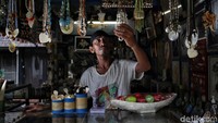 Uniknya Sugiro mencoba memvisualiaskan limbah kerang itu menjadi seni budaya khas pesisir Jakarta Utara yang identik dengan penjualan makanan laut salah satunya kerang.