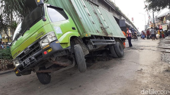 Truk Terperosok ke Galian Drainase di Cimahi Bikin Macet dan Hambat Kereta