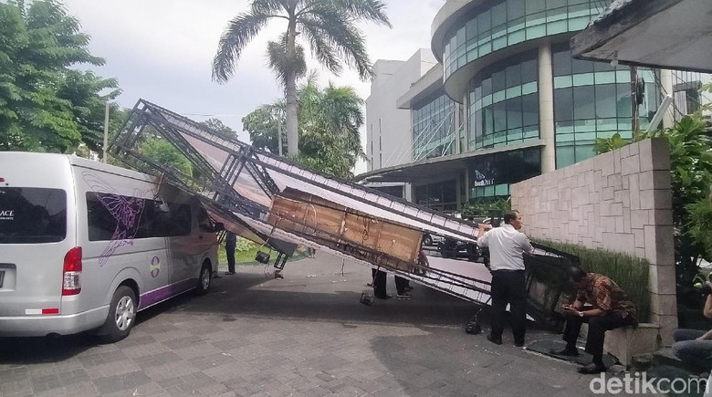 Gapura Portabel Ini Tertiup Angin hingga Terguling Timpa Mobil Gapura Portabel Ini Tertiup Angin hingga Terguling Timpa Mobil
