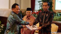Jokowi juga menyerahkan DIPA 2020 kepada Mendagri Tito Karnavian.