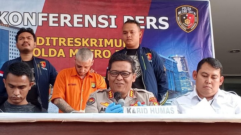 Polisi Tangkap WN Romania Pelaku Skimming ATM di Kemang Polisi Tangkap WN Romania Pelaku Skimming ATM di Kemang