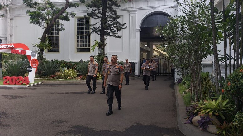 Jokowi Kumpulkan Kapolda Se-Indonesia di Istana Jokowi Kumpulkan Kapolda Se-Indonesia di Istana