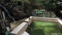Selain air terjun, kawasan tersebut juga diengkapi dengan kolam renang kecil yang berada di sekitar air terjun. Pengunjung dapat berendam dan berenang di kolam tersebut.
