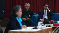 Aziz Syamsuddin hadir sekitar 40 menit bertepatan dengan sesi wawancara CHA Artha Theresia.