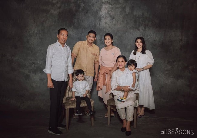 Selvi Ananda tampil mengenakan dress putih panjang saat ulang tahun Sedah Mirah yang pertama. Usia kehamilannya sudah tujuh bulan ketika foto ini dibuat. Selvi rencananya akan melahirkan di RS PKU Muhammadiyah Solo, tempat yang sama ketika dia melahirkan Jan Ethes, tiga tahun lalu. Foto: Dok. All Seasons Photo